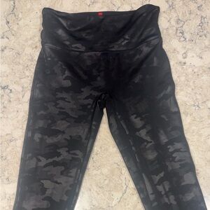28 inch inseam Spanx Black Camo  Leggings Small Faux Leather Look Compression-